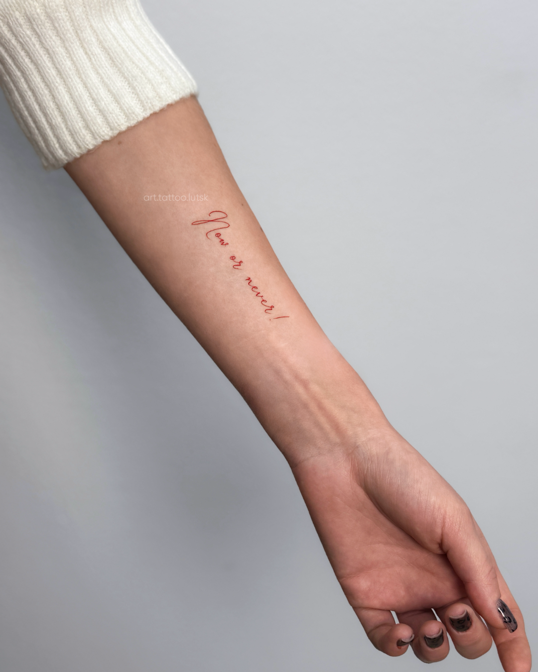 ТАТУЮВАННЯ НАПИС НА РУЦІ МІНІМАЛІЗМ