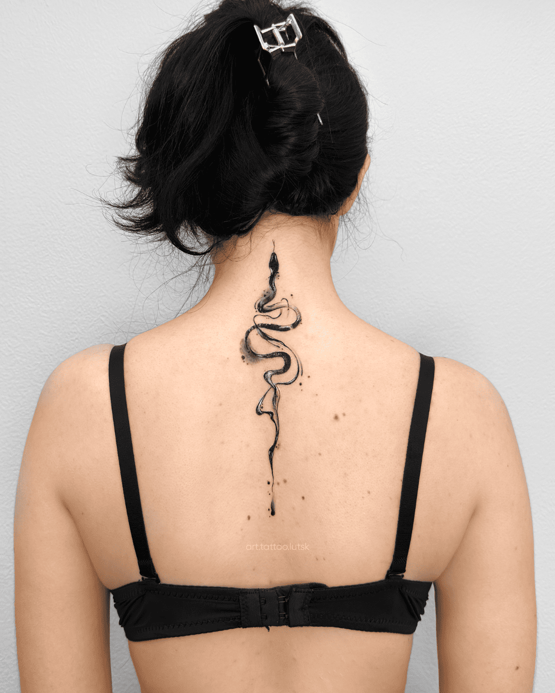 ТАТУЮВАННЯ НА СПИНІ ЖІНОЧЕ ЗМІЯ