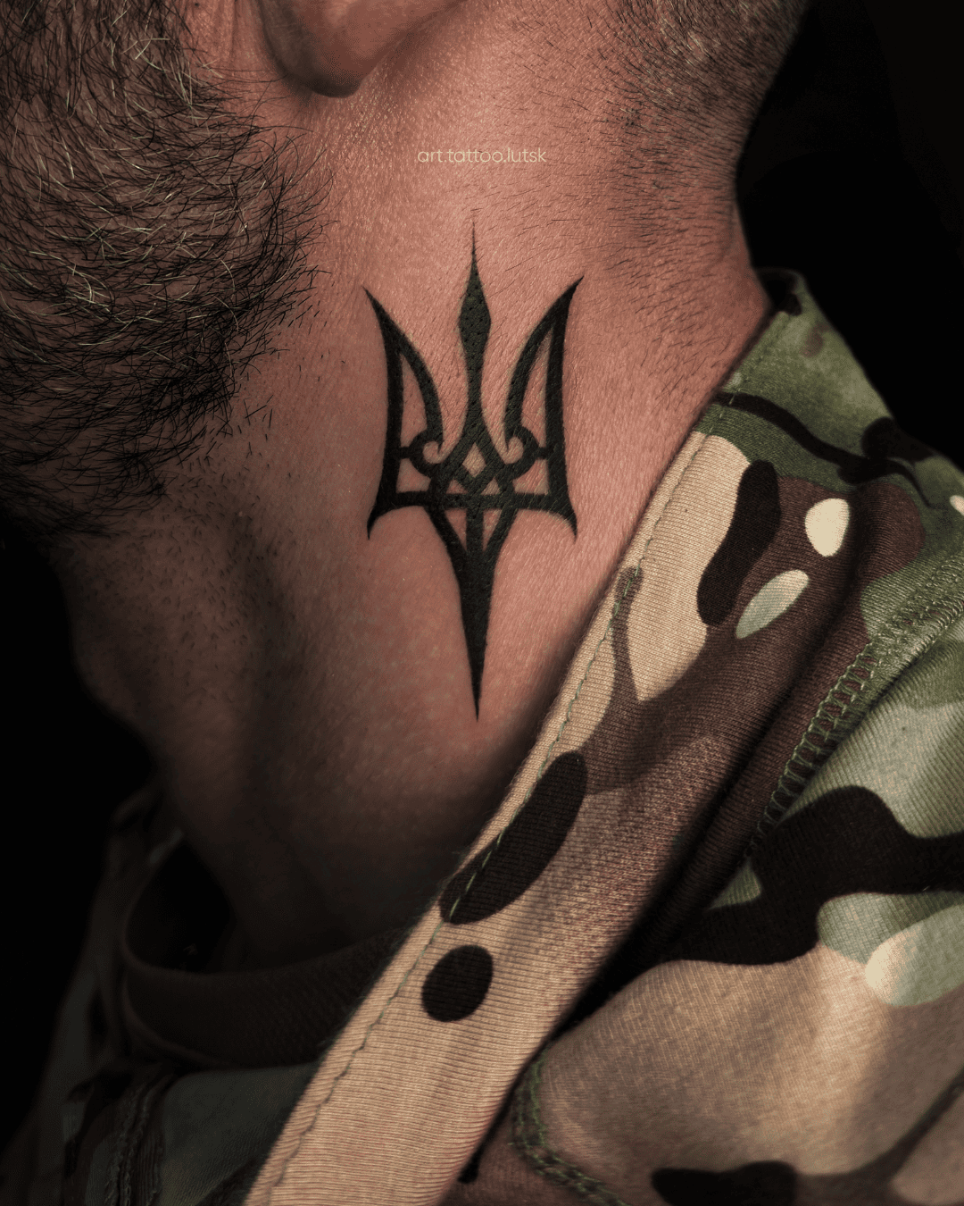 ТАТУЮВАННЯ ГЕРБ НА ШИЇ