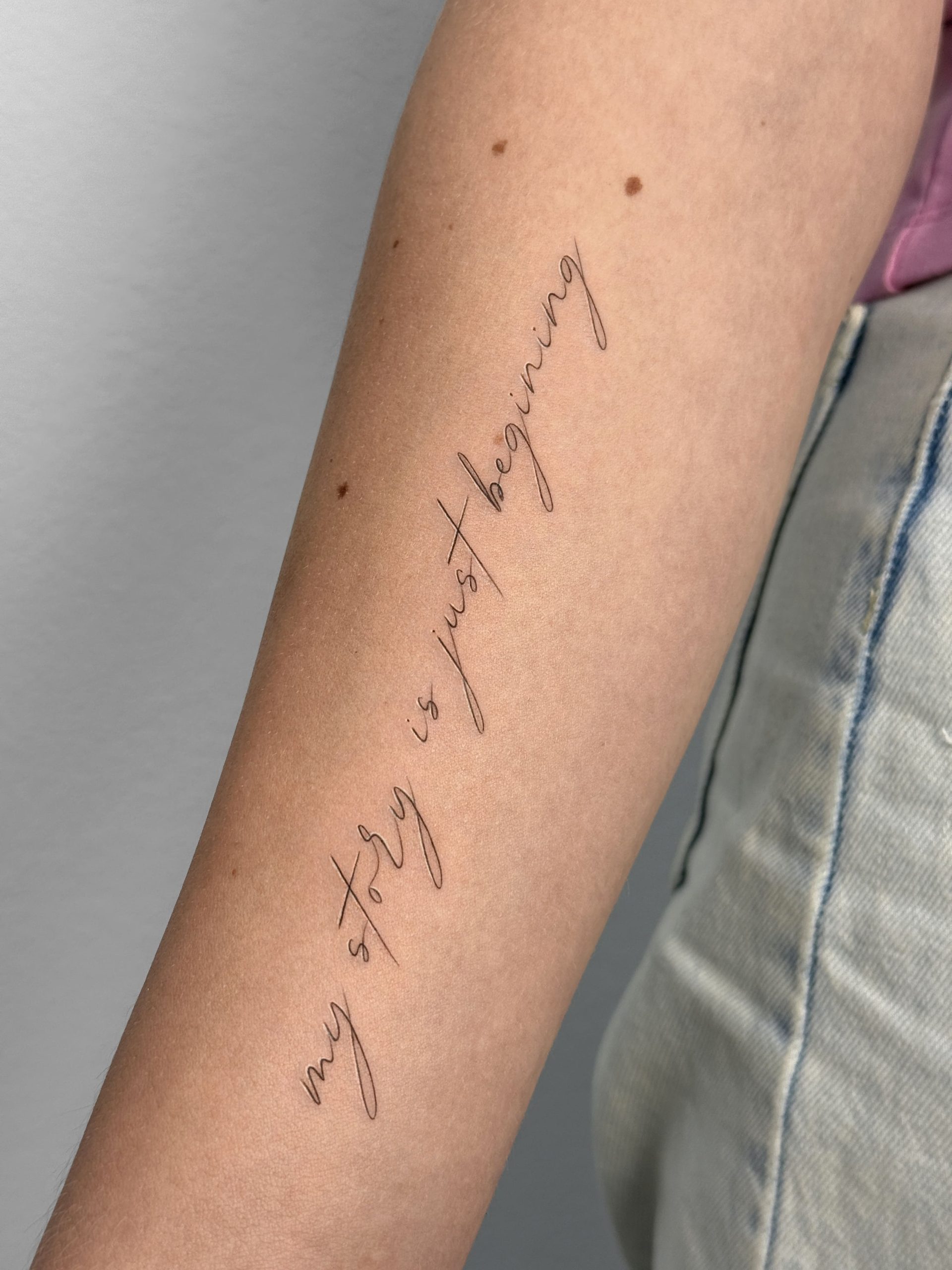 ТАТУЮВАННЯ НА РУЦІ МІНІМАЛІСТИЧНЕ НАПИС